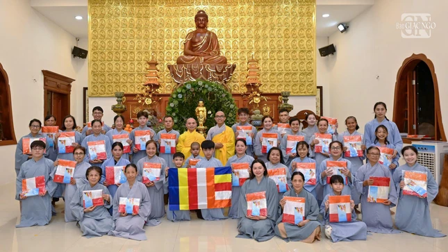 Cờ Phật giáo được tặng đến các Phật tử đạo tràng tu viện Vạn Liên, thuộc tông môn Vạn Đức