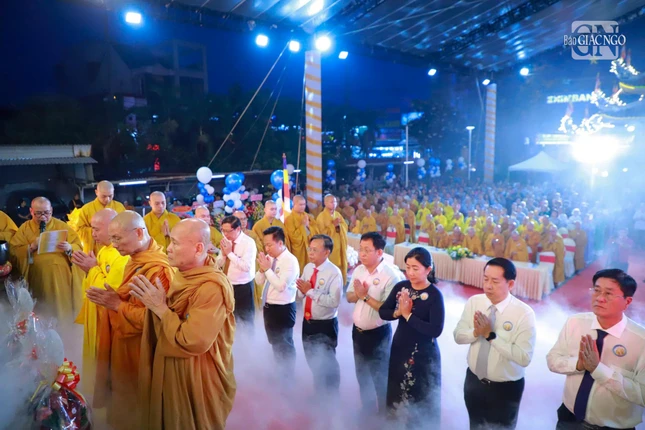 Buổi lễ diễn ra trong không khí trang nghiêm, thành kính