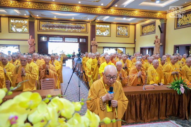 Dâng hương tưởng niệm