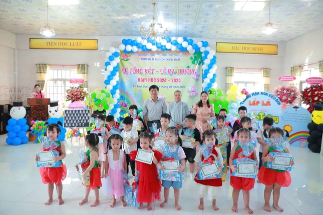 Trao Giấy khen và tặng quà đến các em học sinh