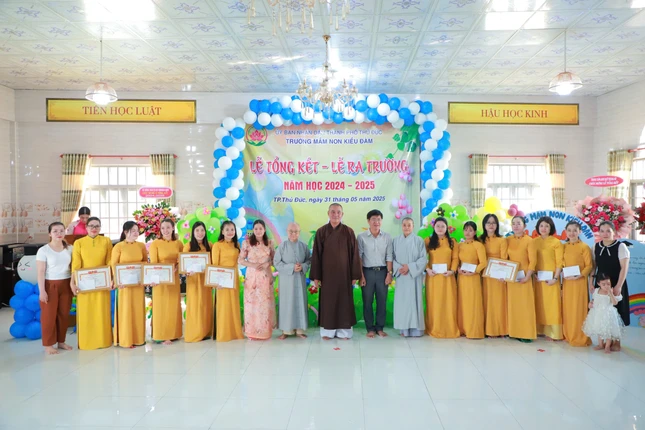 Tặng Giấy khen đến tập thể giáo viên, nhân viên