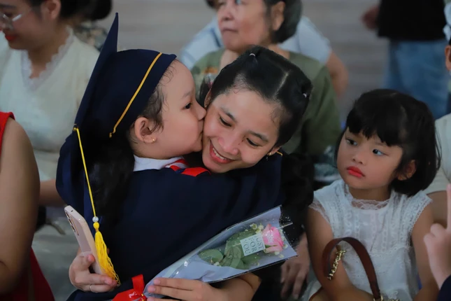 ... ôm hôn mẹ, như một sự tri ân đầy xúc động