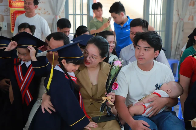 Các em lớp Lá tặng hoa cảm ơn cha mẹ...