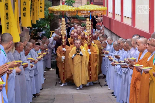 Cung nghinh chư tôn giáo phẩm quang lâm Giác linh đường cử hành nghi thức nhập kim quan
