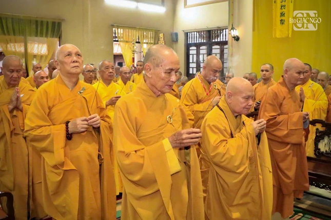 Chư tôn giáo phẩm niêm hương bạch Phật