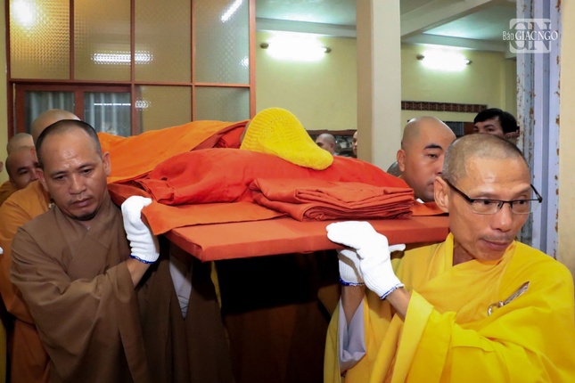 Cung thỉnh nhục thân Trưởng lão Hòa thượng Thích Thiện An rời phương trượng