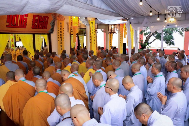 Chư giới tử tại Đại giới đàn Thiện Huệ đồng hộ niệm