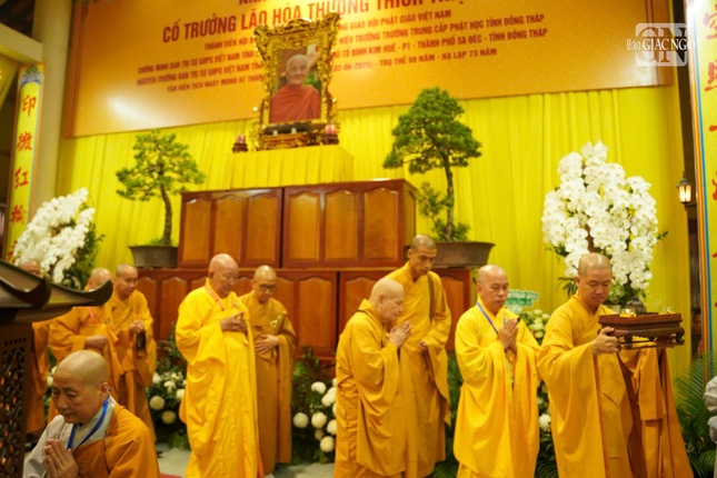 Chư tôn giáo phẩm hữu nhiễu kim quan