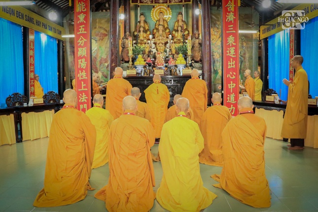 Hội đồng Thập sư thực hiện nghi thức niêm hương bạch Phật, đảnh lễ Tam bảo