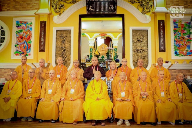 Hội đồng Giới sư cùng Ban Kiến đàn chụp hình lưu niệm