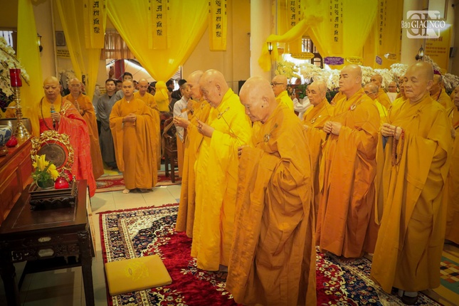 Chư tôn giáo phẩm dâng hương tưởng niệm cố Trưởng lão Hòa thượng lần sau cuối