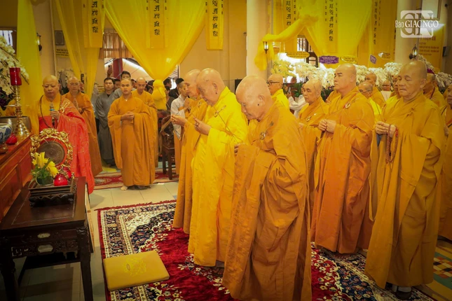 Chư tôn giáo phẩm dâng hương tưởng niệm cố Trưởng lão Hòa thượng lần sau cuối