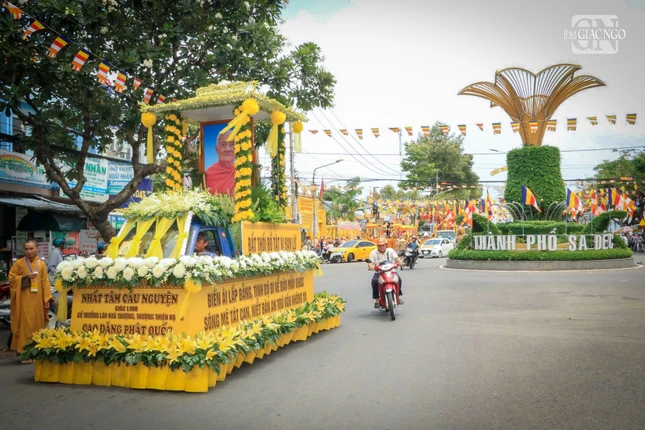 Phụng tống kim quan Trưởng lão Hòa thượng Thích Thiện An đến Đài hỏa táng Phật giáo TP.Sa Đéc để trà-tỳ