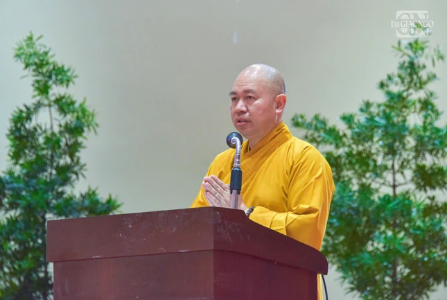 Thượng tọa Thích Đức Thiện trình bày báo cáo tổng kết công tác tổ chức Đại lễ Vesak 2025