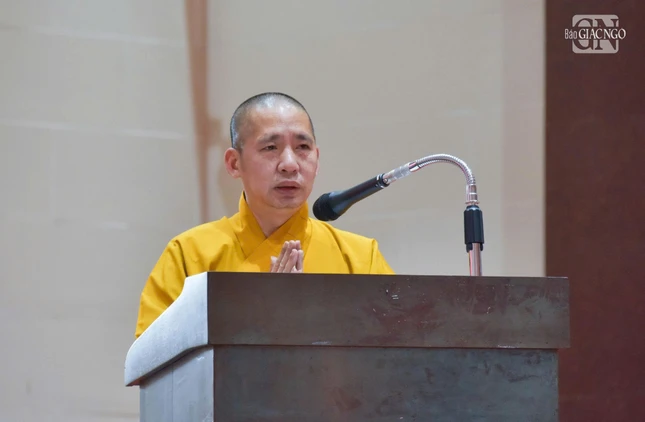 Thượng tọa Thích Thanh Tuấn, Phó Tổng Thư ký, Chánh Văn phòng I TƯGH đọc quyết định tuyên dương công đức