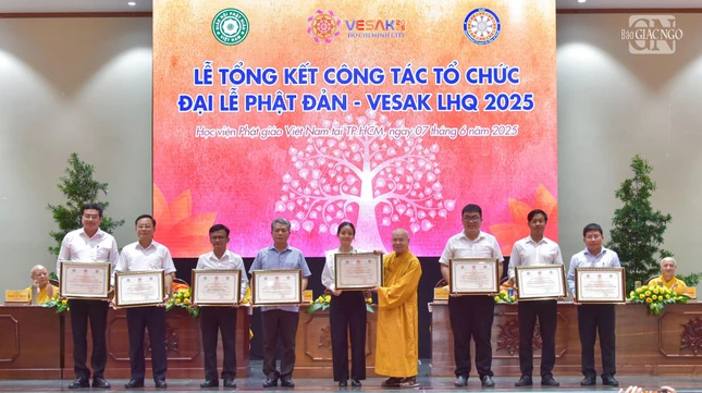 Trưởng lão Hòa thượng Thích Thiện Nhơn trao Bằng tuyên dương công đức đến các tập thể