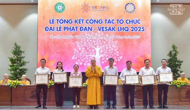 Các tập thể đón nhận Bằng tuyên dương công đức từ Trưởng lão Hòa thượng Thích Thanh Nhiễu