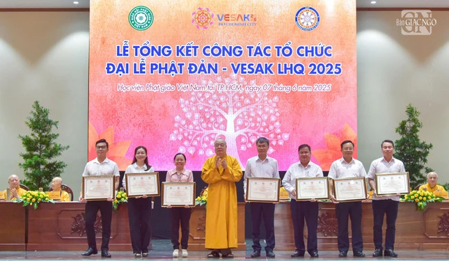 Các tập thể đón nhận Bằng tuyên dương công đức từ Trưởng lão Hòa thượng Thích Thanh Nhiễu