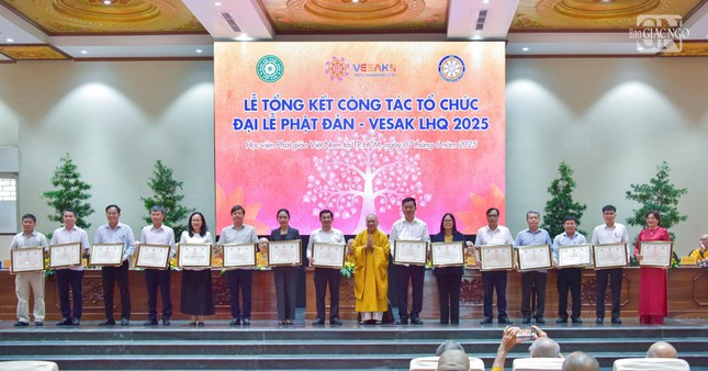 Trưởng lão Hòa thượng Thích Thiện Pháp trao Bằng tuyên dương công đức đến các cá nhân