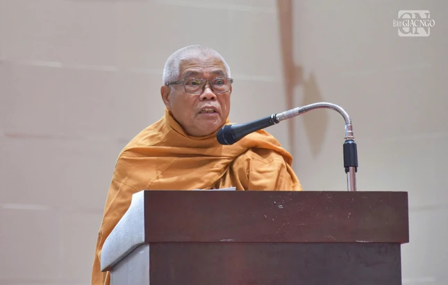 Hòa thượng Thích Giác Toàn đọc thơ tặng hội chúng