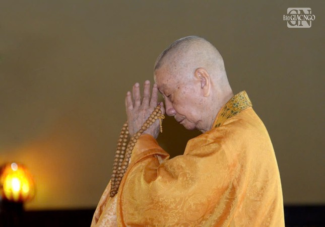 Đại lão Hòa thượng Thích Trí Quảng đảnh lễ Tam bảo