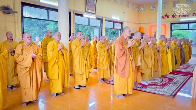 Chư tôn đức Ban Trị sự GHPGVN TP.Thủ Đức thực hiện nghi thức tác pháp an cư tại chùa Thiên Minh