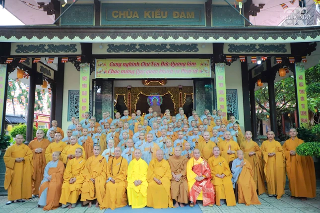 Chư tôn đức Ban Trị sự GHPGVN TP.Thủ Đức thăm và sách tấn chư Ni trường hạ chùa Kiều Đàm sau Lễ tác pháp an cư tại chùa Thiên Minh