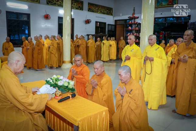 Các hành giả thực hiện nghi thức tác pháp an cư