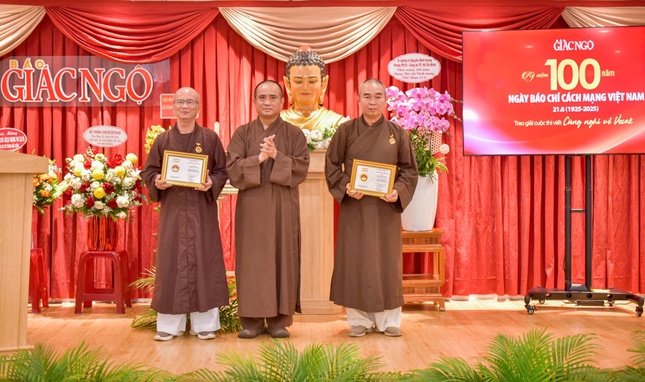 Thượng tọa Thích Chúc Phú và Thượng tọa Thích Quảng Tánh đón nhận Kỷ niệm chương “Vì sự nghiệp báo chí Việt Nam”