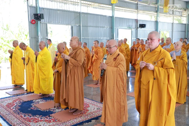 Chư tôn giáo phẩm thắp hương cầu nguyện