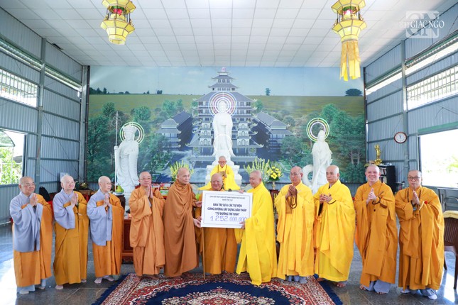 Hòa thượng Thích Thiện Minh cùng chư tôn đức Ban Trị sự trao bảng tượng trưng tịnh tài của Ban Trị sự và các tự viện trên địa bàn TP.Thủ Đức cúng dường xây dựng tháp vọng cố Đại lão Hòa thượng Thích Trí Tịnh