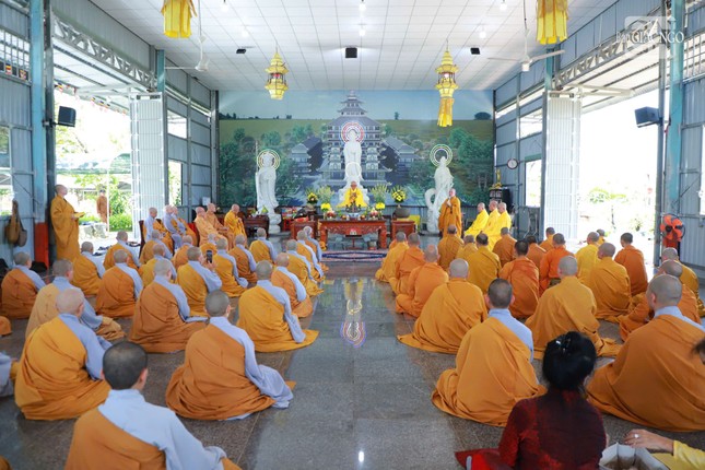 Chư tôn đức chia sẻ thân tình trong buổi họp mặt