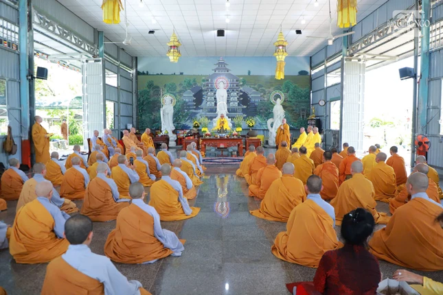 Chư tôn đức chia sẻ thân tình trong buổi họp mặt