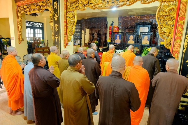 Chư tôn đức Ban Thường trực Ban Tri sự tỉnh dâng hương tưởng niệm, lễ tạ chư vị Tổ sư tiền bối hữu công đã đặt nền móng và kiến lập GHPGVN tỉnh Kiên Giang Chư tôn đức Ban Thường trực Ban Tri sự tỉnh dâng hương tưởng niệm, lễ tạ chư vị Tổ sư tiền bối hữu công đã đặt nền móng và kiến lập GHPGVN tỉnh Kiên Giang