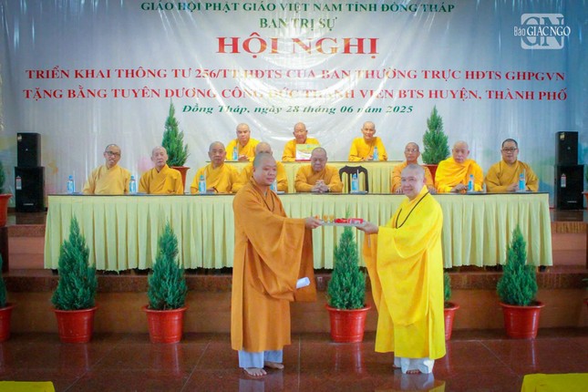 Đại diện chư tôn đức Ban Trị sự Phật giáo cấp huyện bàn giao con dấu đến Ban Trị sự GHPGVN tỉnh Đồng Tháp Đại diện chư tôn đức Ban Trị sự Phật giáo cấp huyện bàn giao con dấu đến Ban Trị sự GHPGVN tỉnh Đồng Tháp