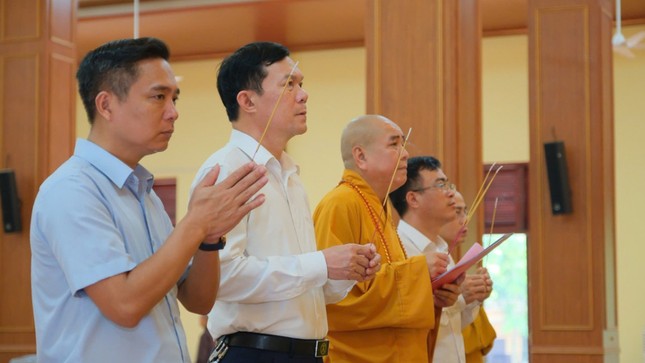 Lãnh đạo Sở Dân tộc và Tôn giáo tỉnh Bắc Ninh dâng hương Tam bảo
