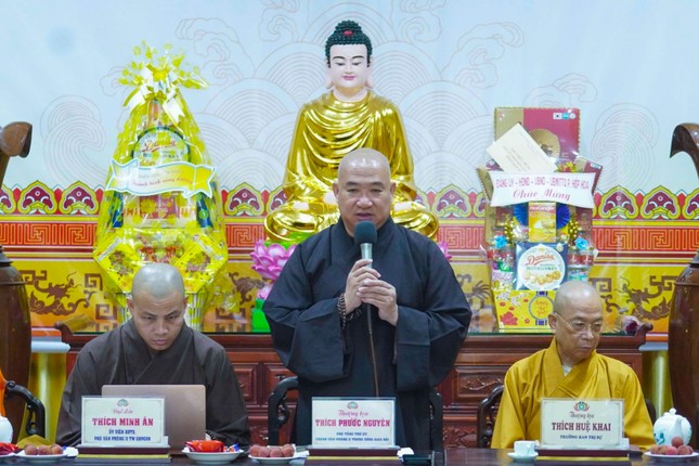 Thượng tọa Thích Phước Nguyên, Phó Tổng Thư ký Hội đồng Trị sự, Chánh Văn phòng II TƯGH phát biểu tại cuộc họp