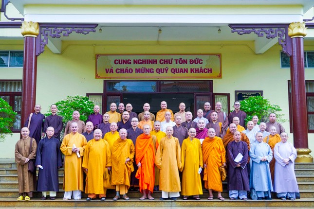 Chư tôn đức Ban Thường trực Ban Trị sự GHPGVN tỉnh Đồng Nai (mới) chụp hình lưu niệm