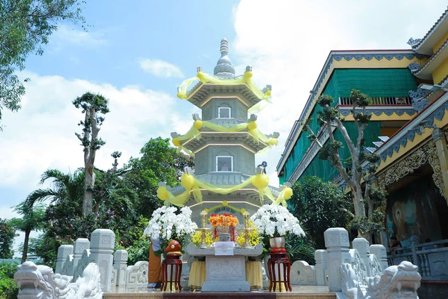 Bảo tháp Hương Đàm tại khuôn viên chùa Ưu Đàm (P.Hiệp Bình, TP.HCM)