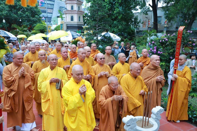 Chư tôn đức thắp hương trước bảo tháp