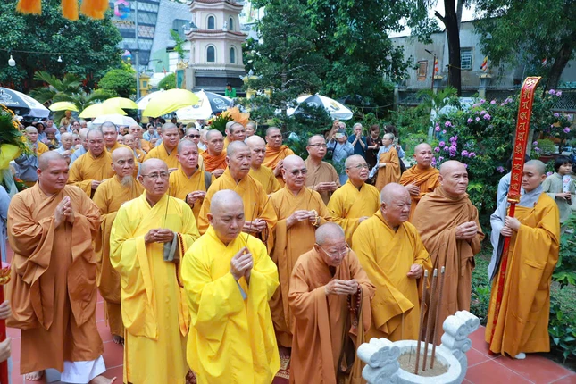 Chư tôn đức thắp hương trước bảo tháp