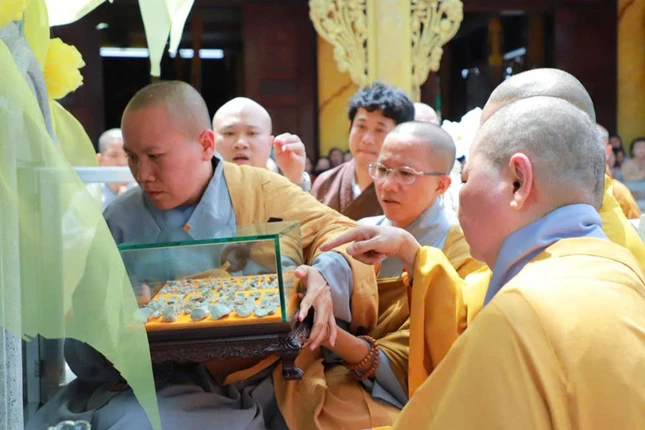 Cung thỉnh xá-lợi nhập tháp an vị