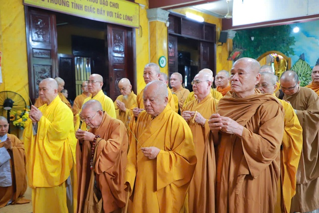 Chư tôn đức thắp hương tại Giác linh đường