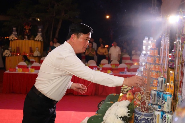 Ông Phó Trưởng ban Thường trực Ban Chính sách và Chiến lược T.Ư Thái Thanh Quý thắp hương tưởng niệm Ông Phó Trưởng ban Thường trực Ban Chính sách và Chiến lược T.Ư Thái Thanh Quý thắp hương tưởng niệm