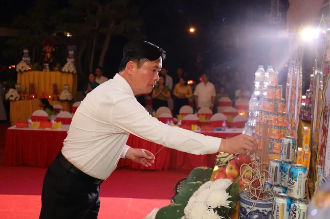 Ông Phó Trưởng ban Thường trực Ban Chính sách và Chiến lược T.Ư Thái Thanh Quý thắp hương tưởng niệm