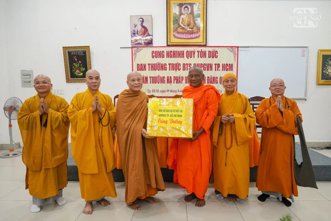 Chư tôn đức đoàn 2 trao phẩm vật cúng dường trường hạ