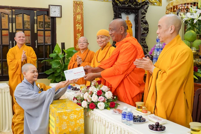 Ni sư Thích nữ Huệ Đạo, trụ trì Ni viện Phước Long, Hóa chủ hạ trường đón nhận tịnh tài cúng dường từ phái đoàn Ban Trị sự GHPGVN TP.HCM