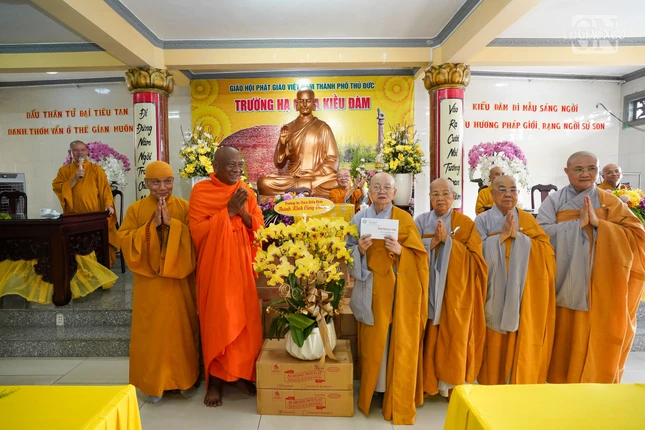 Ban Chức sự chùa Kiều Đàm đón nhận tịnh tài, phẩm vật cúng dường từ phái đoàn Ban Trị sự GHPGVN TP.HCM