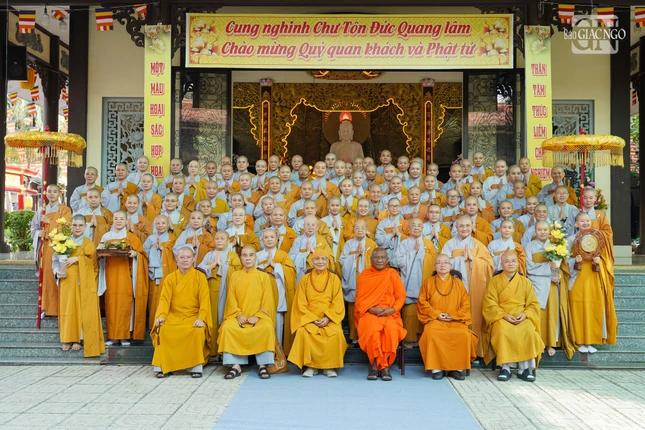 Chụp ảnh lưu niệm tại trường hạ chùa Kiều Đàm với 162 hành giả Ni an cư tập trung