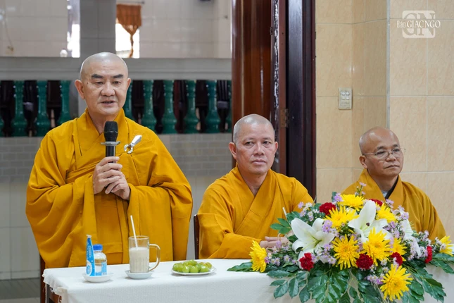 Thượng tọa Thích Thiện Ý, trụ trì chùa Từ Quang, Hóa chủ hạ trường báo cáo tóm tắt sinh hoạt của chư hành giả an cư